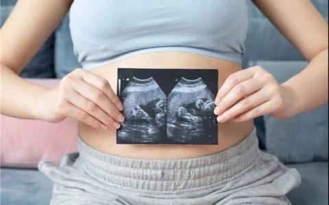 在银川做试管婴儿要多少钱，做试管婴儿双胞胎女儿要多少钱，2023年做试管婴儿费用